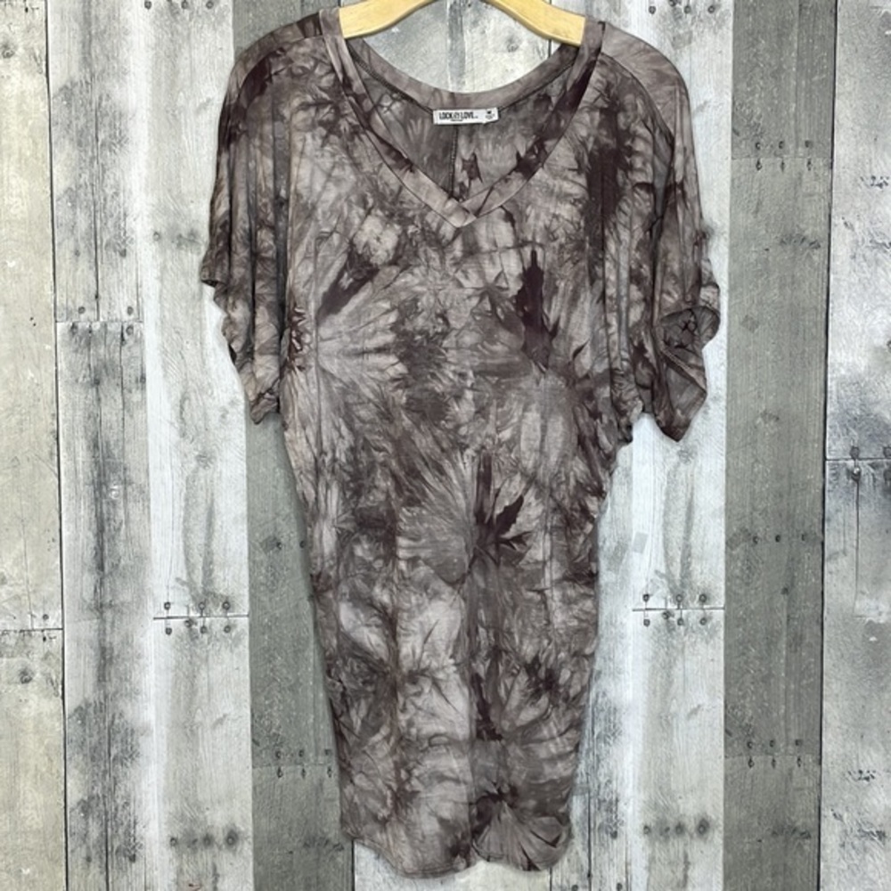 LOCK & Love short sleeve v-neck tee shirt.  Tapered fit. Super soft. Size medium